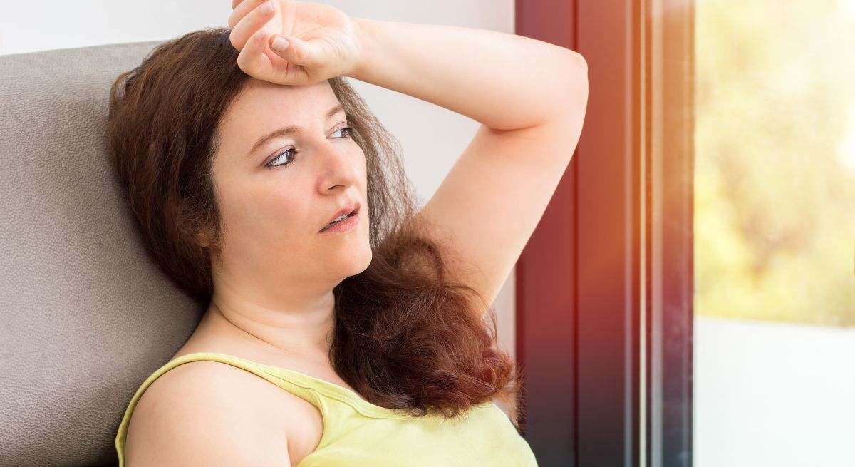 mujer-tiene-calor-en-casa-getty.jpg