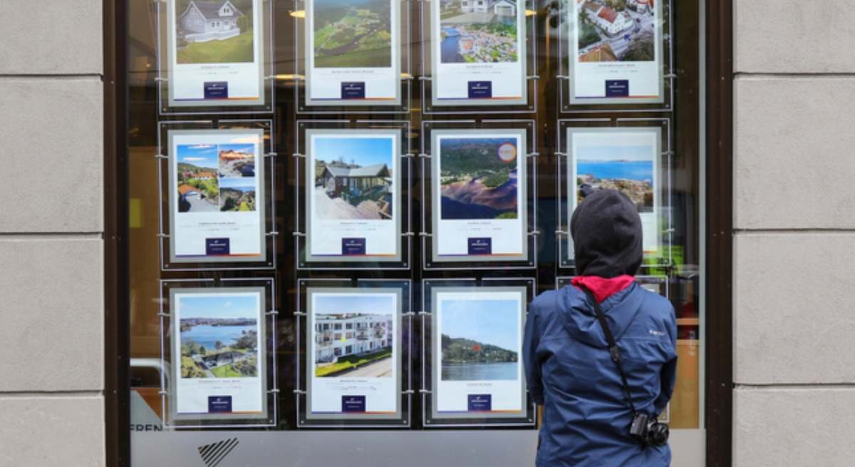 Hombre mirando una inmobiliaria