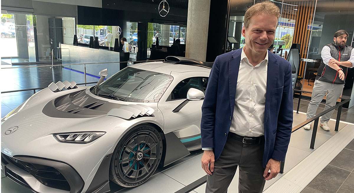 Reiner Hoeps junto al primer AMG-One entregado en España