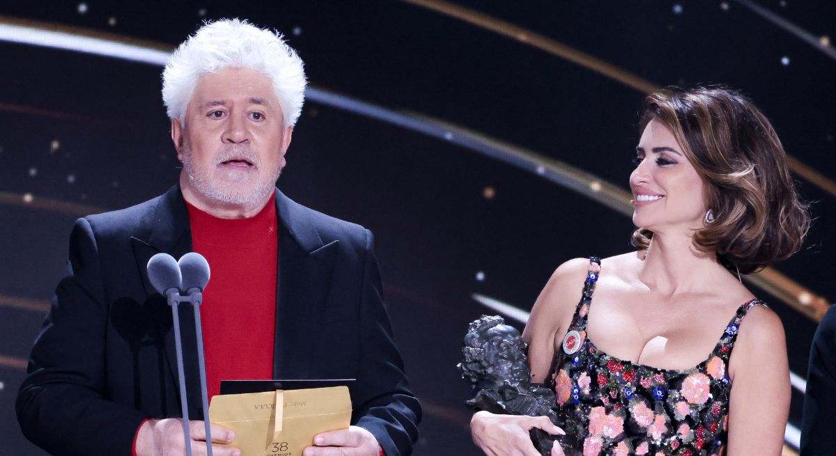 Ni Pedro Almodóvar ni Penélope Cruz podrán asistir a los Premios Goya 2025 por problemas de salud