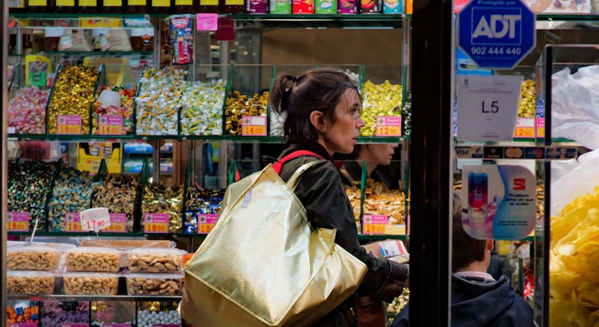 Madre con su hijo en una tienda de gominolas. Foto: iStock