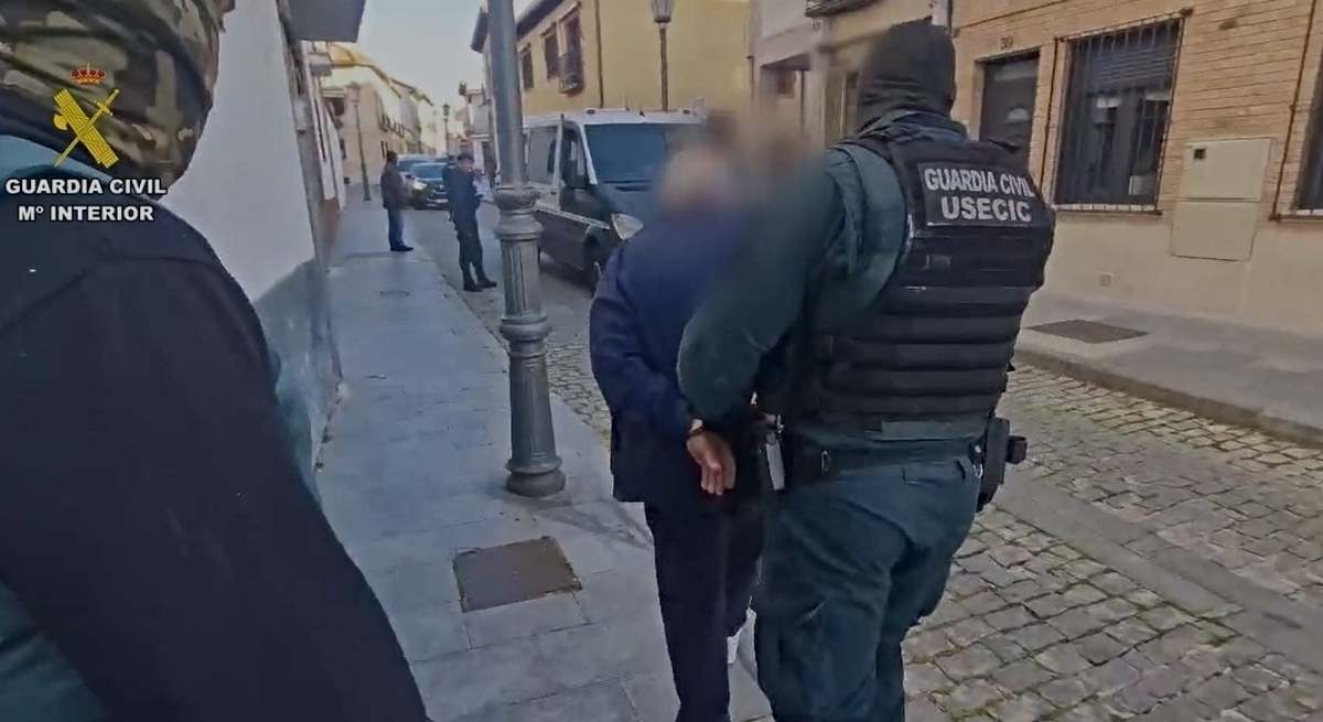 El detenido, conducido por la Guardia Civil / EP