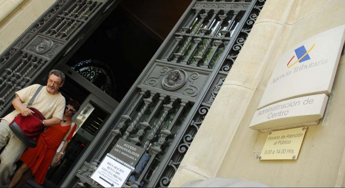 Una persona entra a una delegación de la Agencia Tributaria