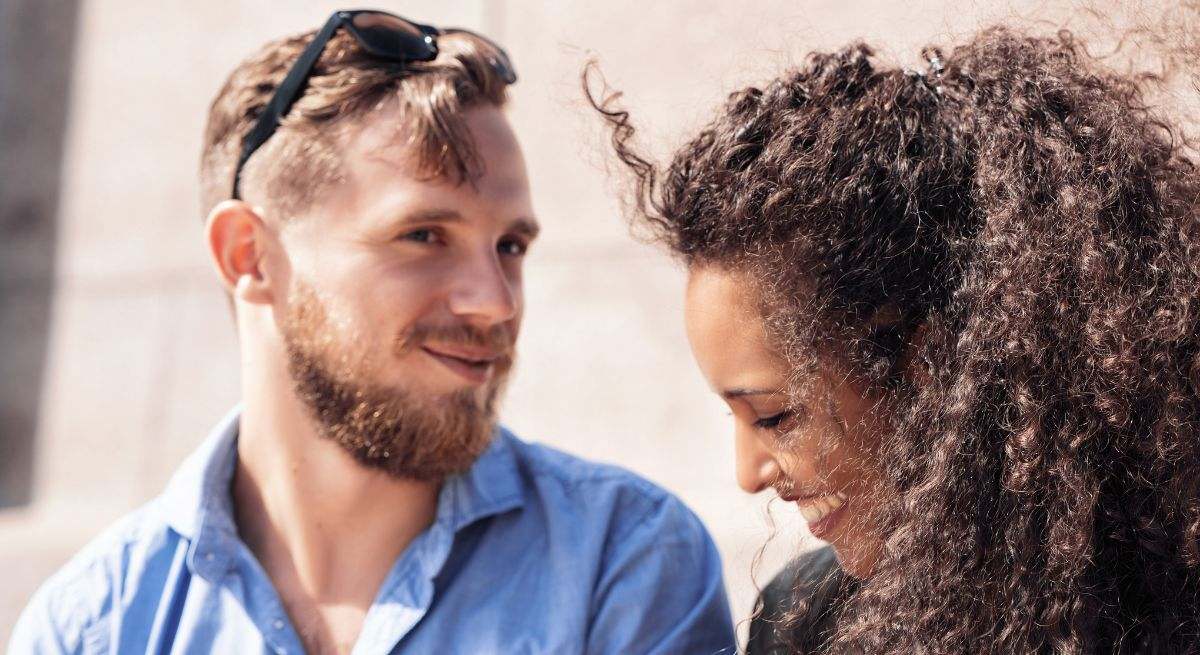 El gesto de timidez o ansiedad que podemos detectar en la mirada, según la psicología