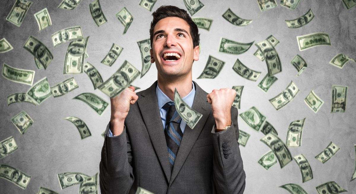 Un hombre viendo caer billetes
