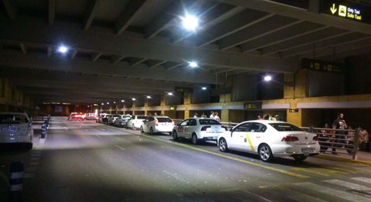 Taxis en el aeropuerto de San Pablo de Sevilla. EP