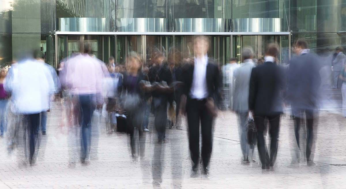 gente-borrosa-puerta-edificio-reuters.jpg