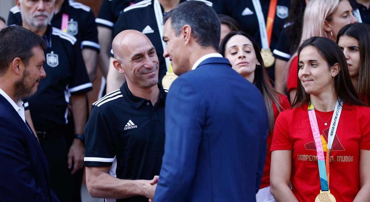 sanchez-saluda-rubiales-recepcion-seleccion-femenina-ep.jpg