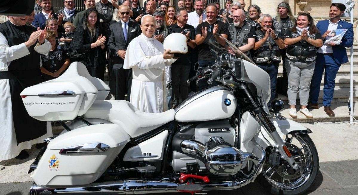 Papa León XIV con una BMW