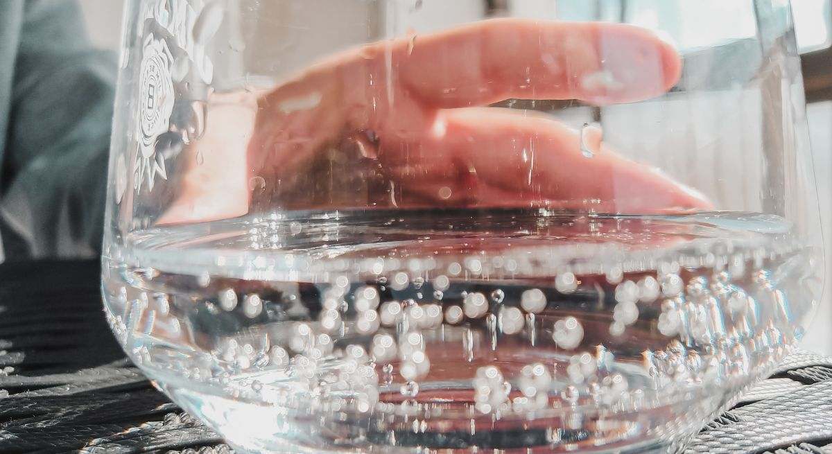 Vaso de agua con gas