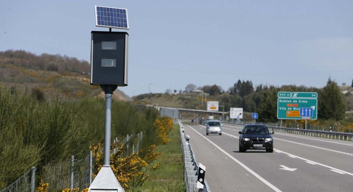 Uno de los radares visibles ubicados en la A8.