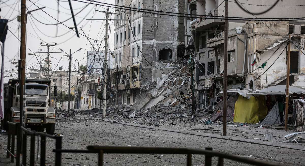 Territorios Palestinos en Gaza. Daños tras un ataque aéreo israelí contra el Banco Nacional en la ciudad de Gaza.
