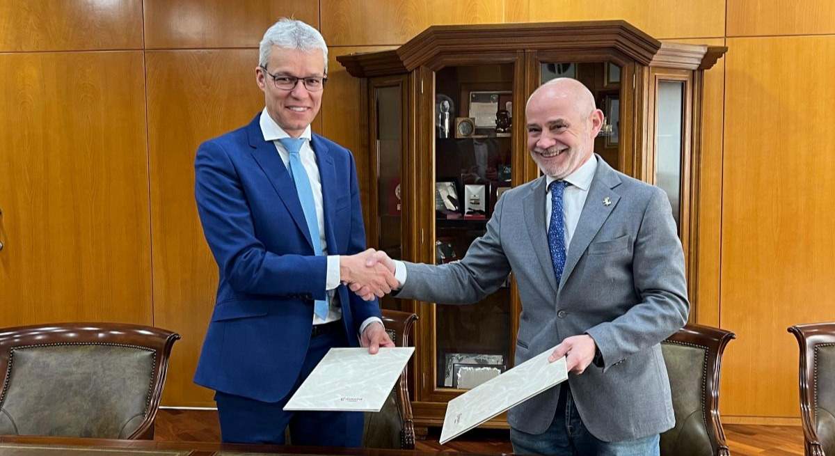 José Bruno Arias, director de la planta de Michelin en Valladolid, y Víctor Caramanzana, presidente de la Cámara de Valladolid