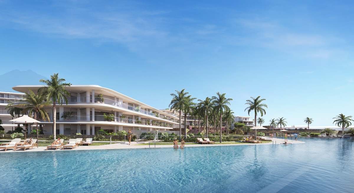 Gran-piscina-con-las-viviendas-al-fondo-de-la-promocion-Solum-de-AEDAS-Homes-en-Tenerife-1-1.jpg