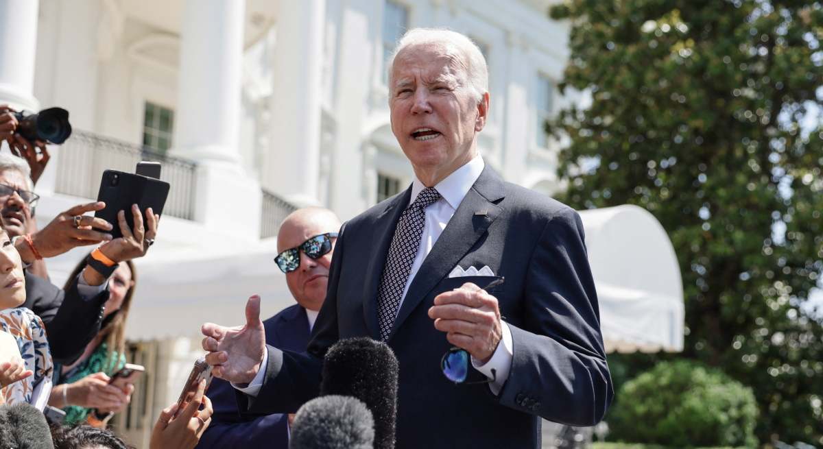 El presidente saliente de Estados Unidos, Joe Biden, colocándose las gafas de sol.