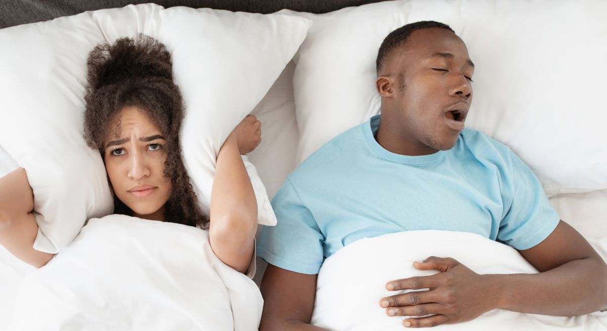 Una pareja duerme -o lo intenta- en su cama