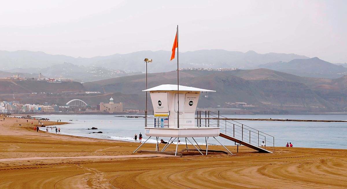 Bañarse este 2025: ¿Qué significa la bandera naranja en las playas de España?