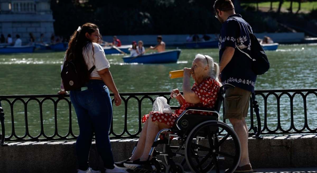 Dos personas cuidan a otra mayor / EFE