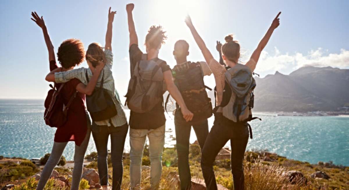 Un grupo de jóvenes viajeros