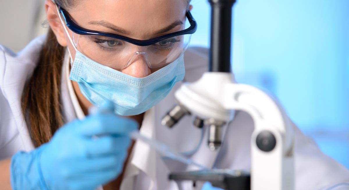 Una mujer trabajando en un laboratorio