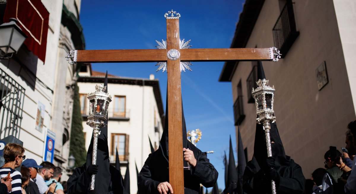 EuropaPress_5098246_varios_nazarenos_hermandad_sacramental_cofradia_nazarenos_santisimo_cristo-1.jpg