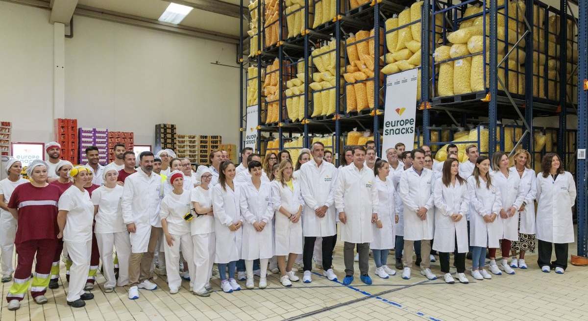 Mañueco visita Europe Snacks en Medina del Campo