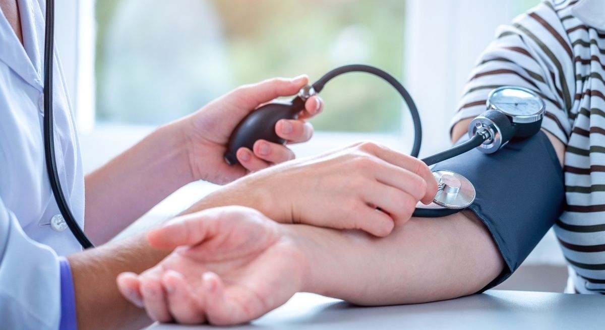 Médico toma la tensión a un paciente.