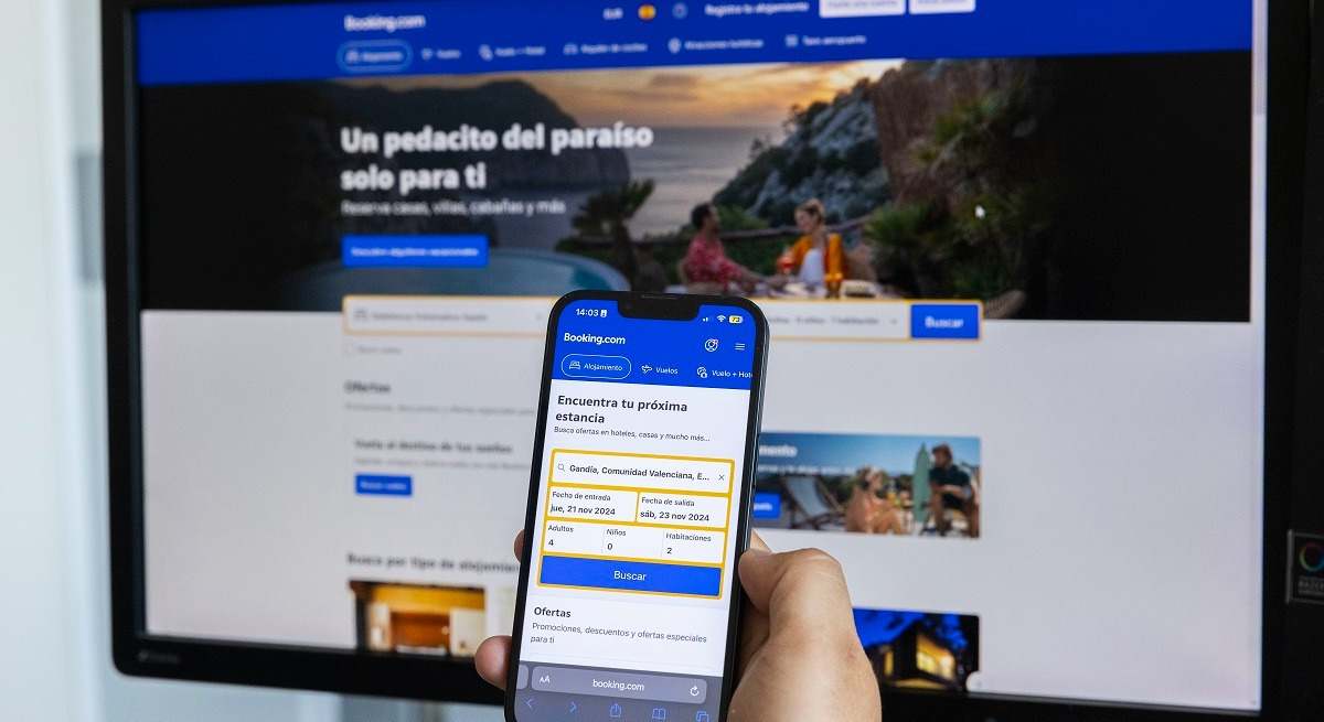 Una persona mira la plataforma Booking