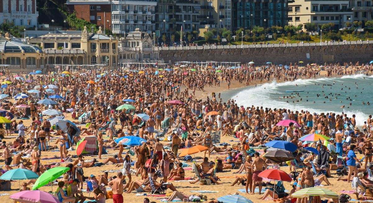 Crowded beach - Playa de La Concha, San Sebastián, Spain - Foto de stock