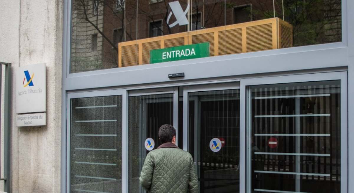 Una persona entra a una oficina de la Agencia Tributaria