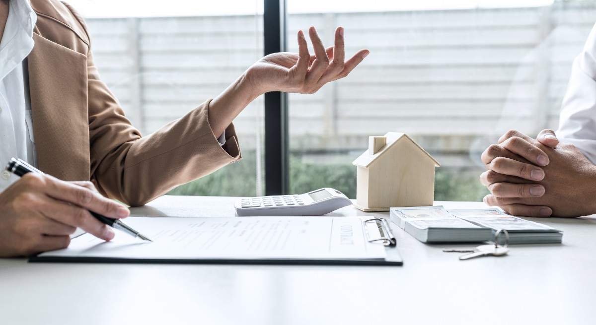 hipotecas-manos-mesa-istock.jpg