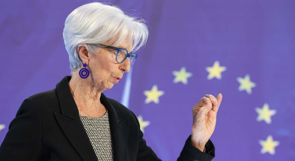 La presidenta del Banco Central Europeo, Christine Lagarde, comparece desde el atril tras una reunión