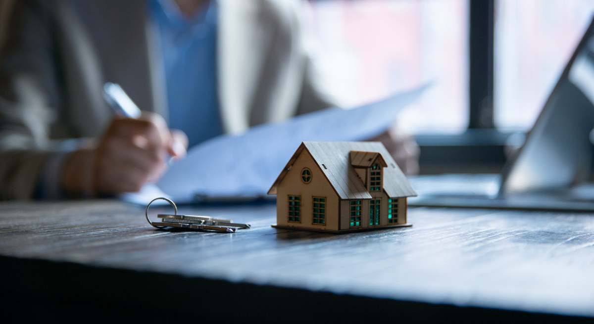 vivienda-mercado-inmobiliario-compra-venta-hipoteca-llaves-firma-istock-1200x655.jpg