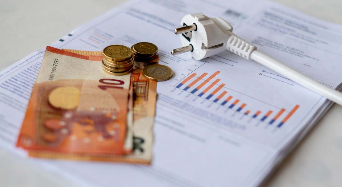 EuropaPress_4173752_cable_dinero_factura_luz_enero_2022_madrid_espana_precio_medio_electricidad