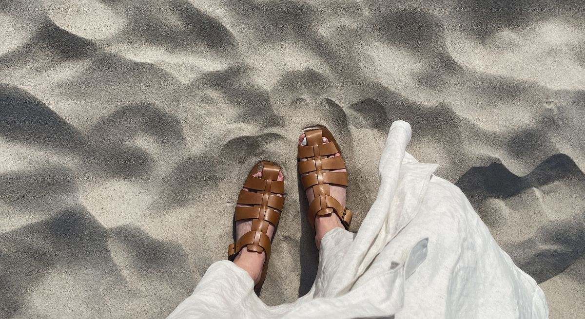 Sandalias en los pies