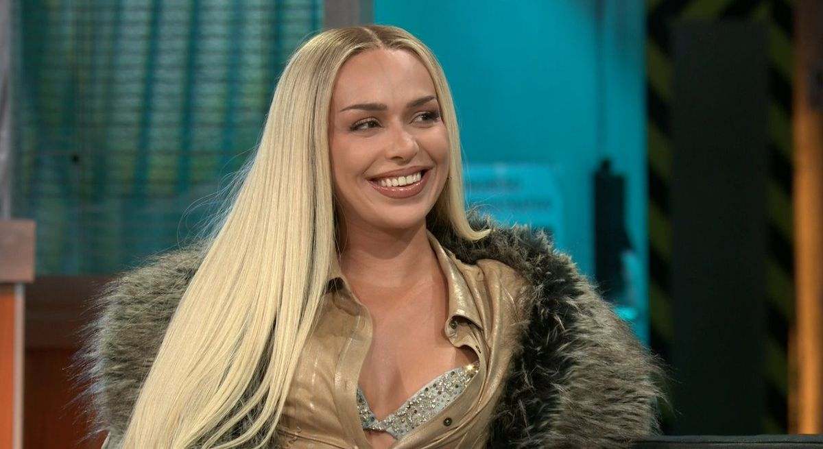 La cantante rubia con chaqueta de pelo