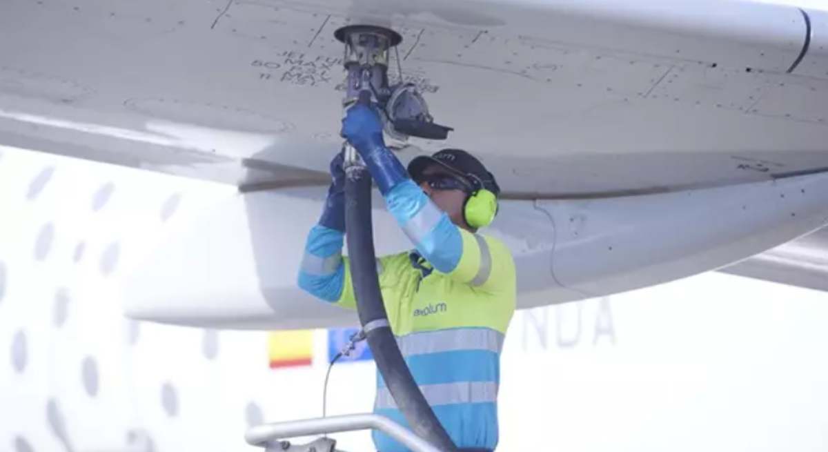 Repostaje de un avión / Europa Press