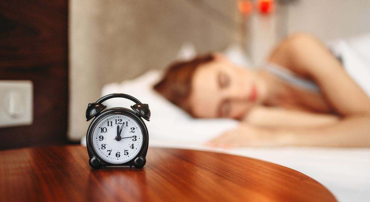 Una persona descansa profundamente en su cama