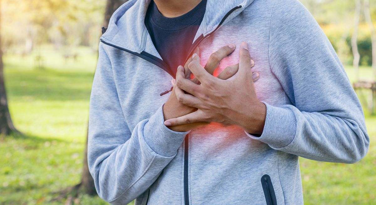 Una persona está sufriendo un infarto