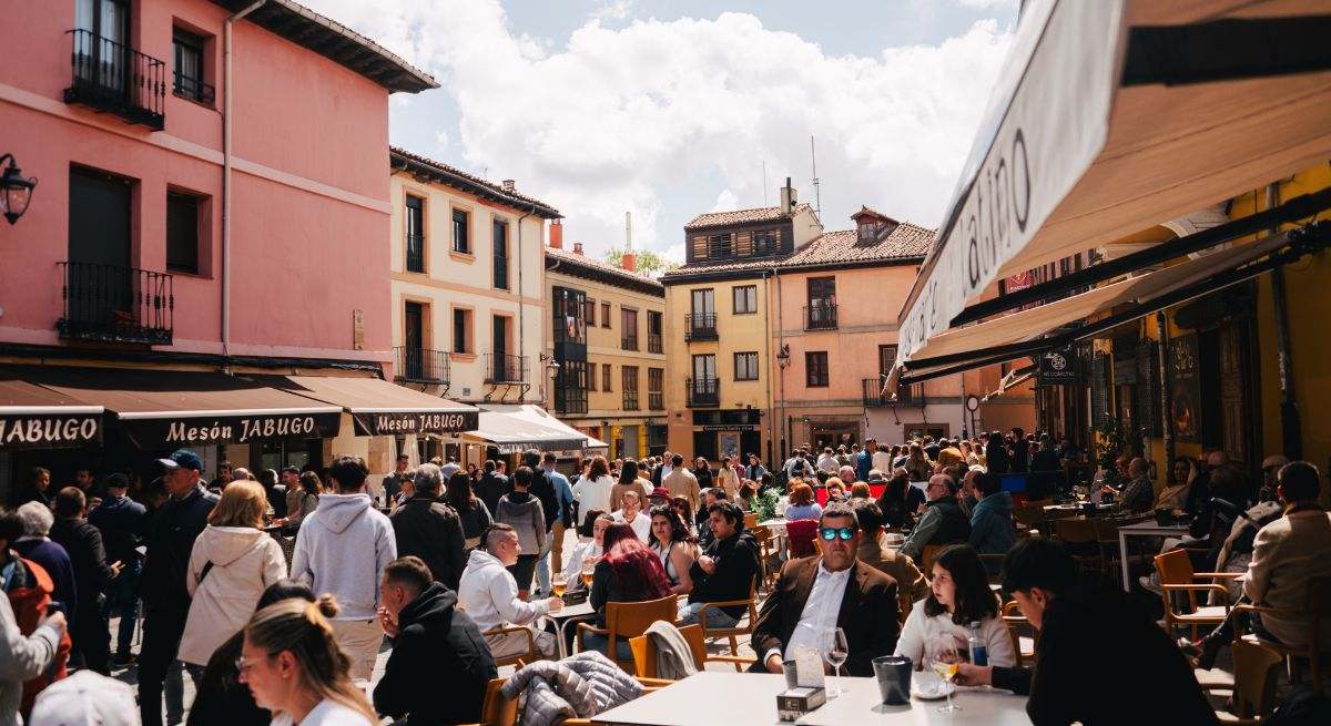 La tendencia en bares y restaurantes que es cada vez más normal y preocupa a los clientes: el cartel que "cada vez se ve más"