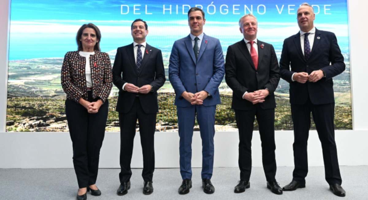 Pedro Sánchez, en el centro, junto a autoridades y directivos de Cepsa en la presentación del Valle Andaluz del Hidrógeno Verde en 2022.