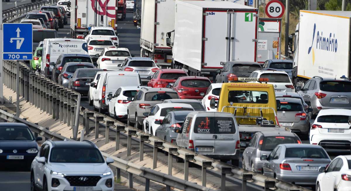 EuropaPress_3880090_varios_vehiculos_circulan_autovia_mediterraneo_a_7_nudo_autovia_murcia_a_30-1.jpg