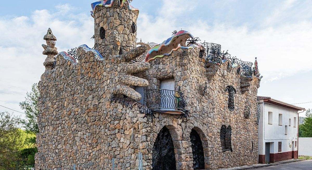El pueblo de Guadalajara que parece una obra de Gaudí: solo tiene 41 habitantes y es casi desconocido