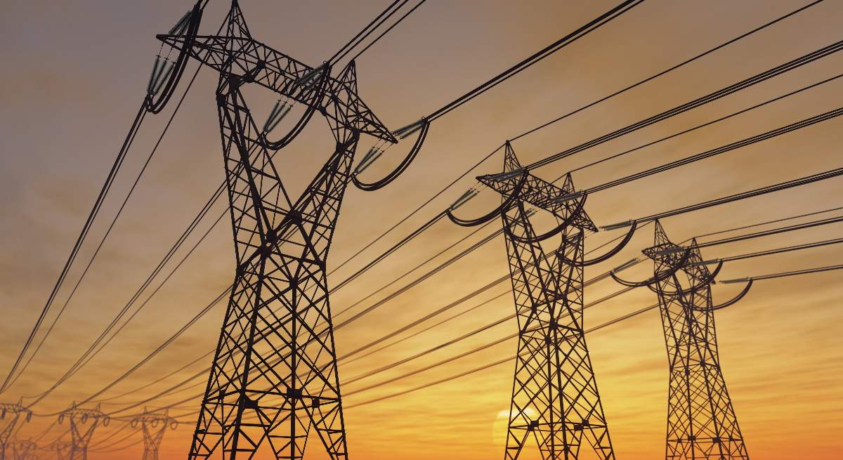 Lineas-electricas-de-alta-tension-al-atardecer-iStock.jpg
