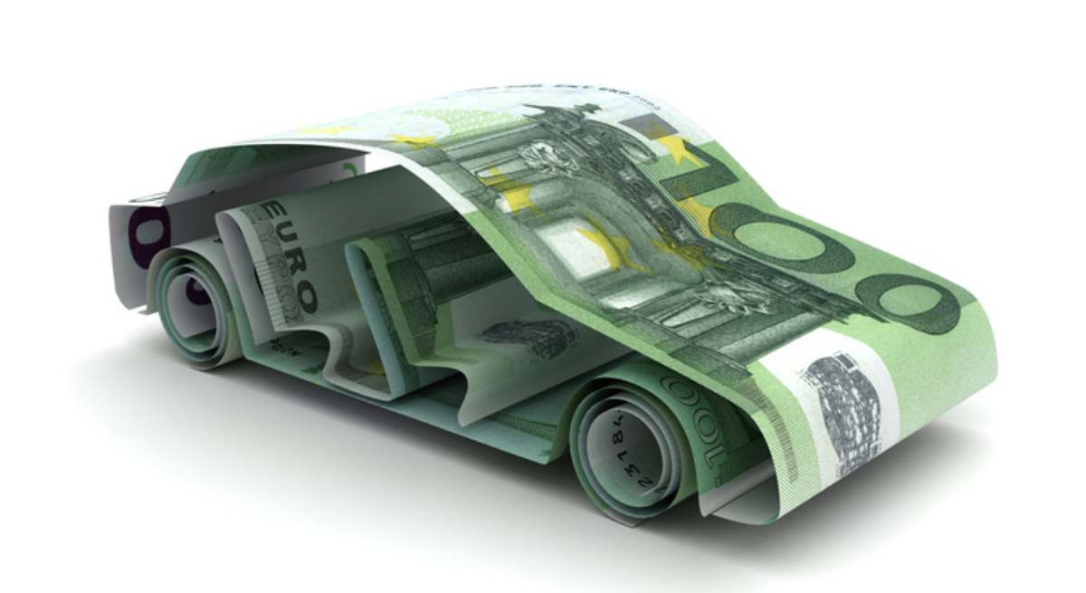 Imagen de recurso de un coche hecho de billetes de 100 euros.