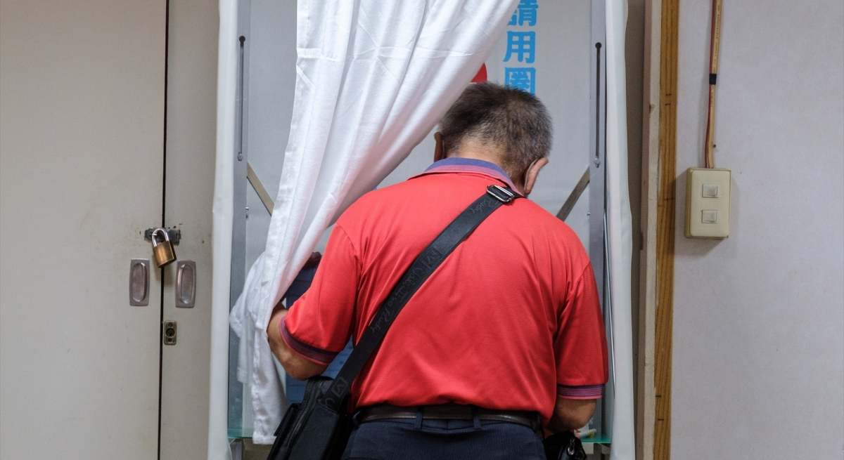 Un hombre entra en una cabina para preparar su voto / EP