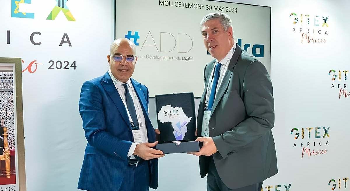 Firma del acuerdo entre los directivos de ambas compañías. / Indra