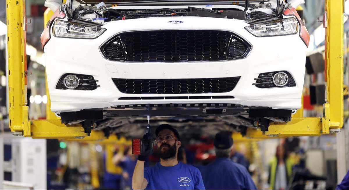 Un trabajador en la planta de Ford en Almussafes (Valencia).
