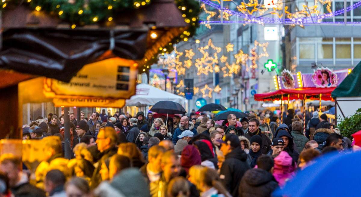 Calle-abarrotada-de-gente-en-Navidad-Alamy.jpg