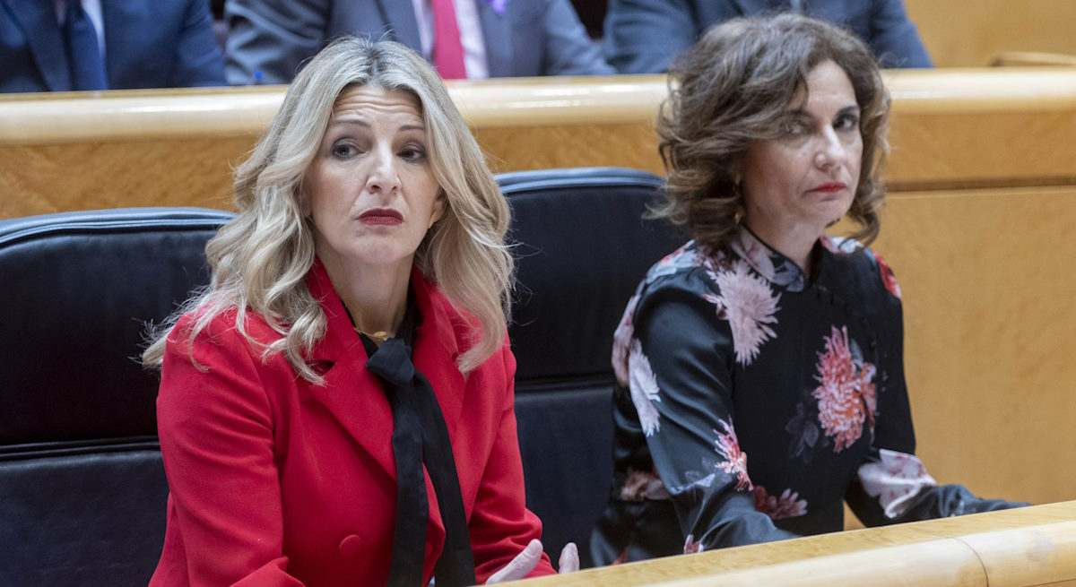 La vicepresidenta segunda y ministra de Trabajo, Yolanda Díaz y la vicepresidenta primera y ministra de Hacienda, María Jesús Montero, en el Senado.